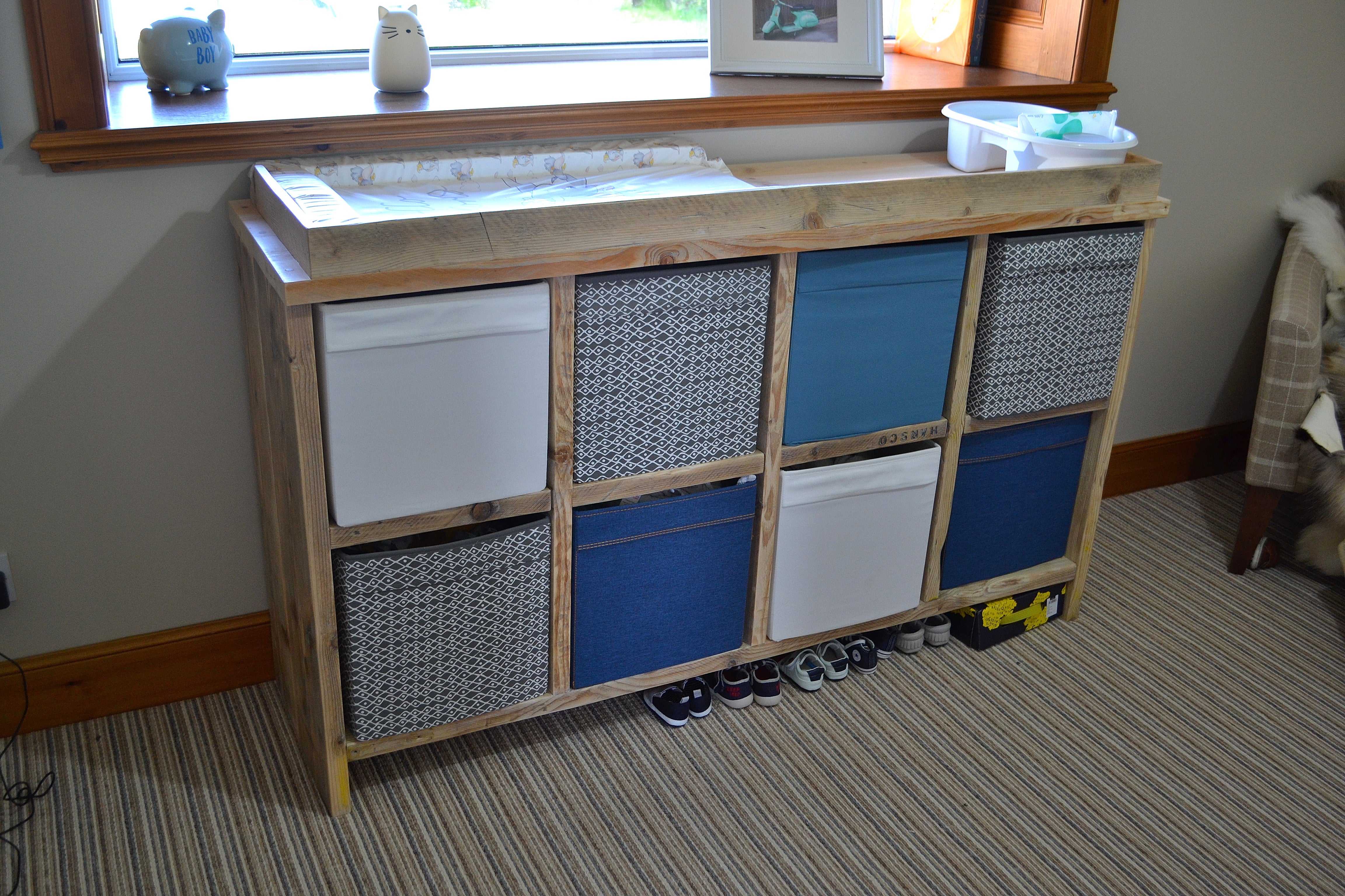 Cube storage clearance changing table